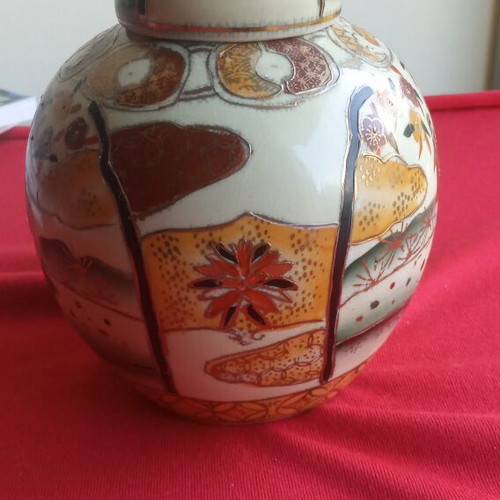 Vintage Chinese porcelain ginger jar with lid