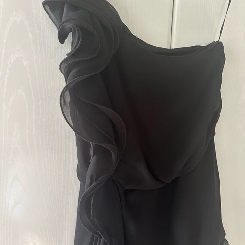 Black dress with one shoulder like new, short with ruffles