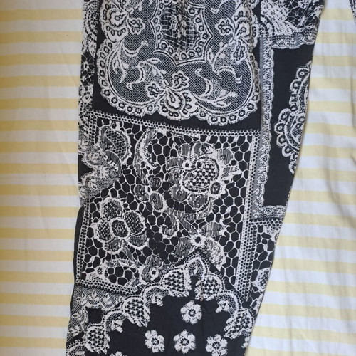 Printed black and white pants like new, size M