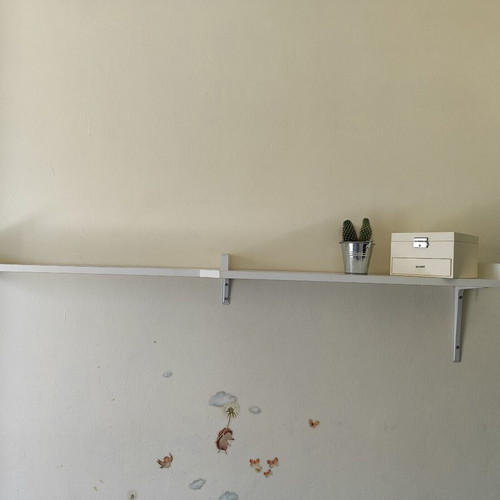 IKEA white shelf 140 cm like new with metal brackets