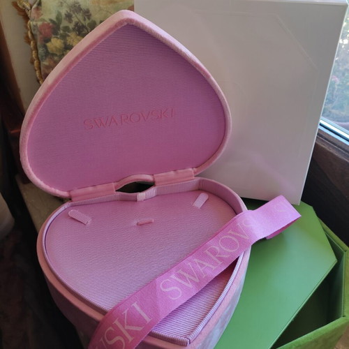 Swarovski heart-shaped pink velvet jewelry box