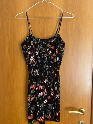 Stradivarius dress with straps black floral size S like new