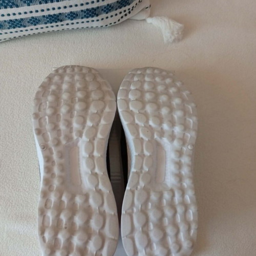 Slip-on athletic shoes bpc like new, size 37, black and white