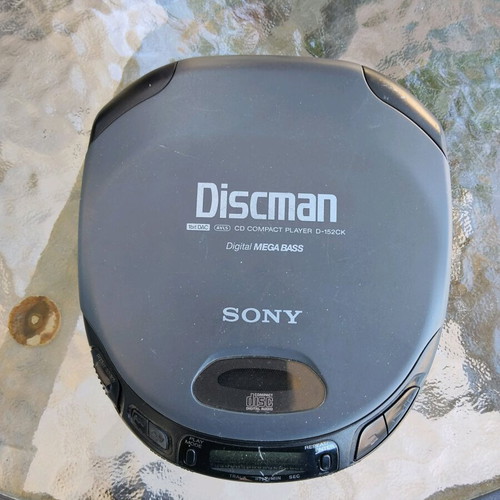 Sony Discman D-152CK portable CD player used, functional with screen crack
