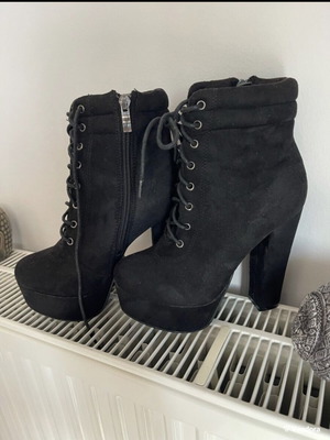 Black women's ankle boots like new, size 35