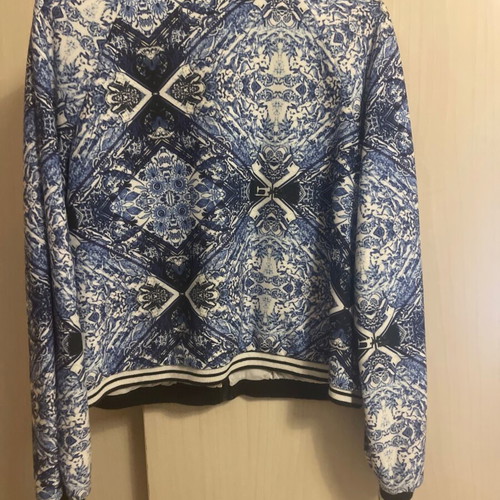 Spring jacket like new size M/L with blue and white pattern