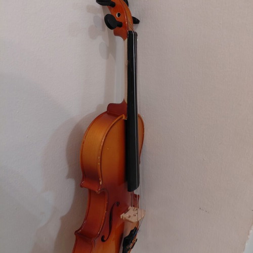 Violin 3/4 and 1/2 size like new with bow and strings