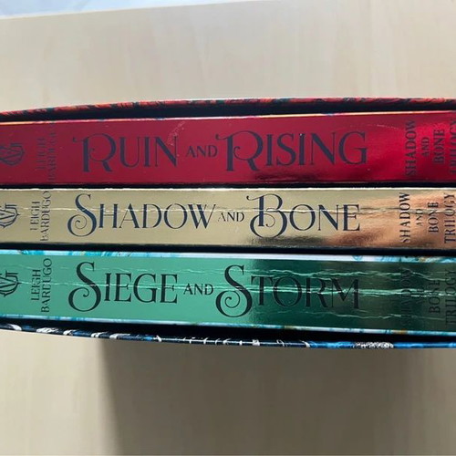 Shadow and Bone Trilogy used Greek edition by Leigh Bardugo