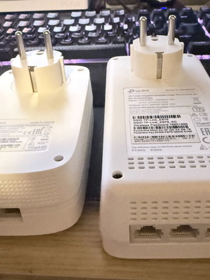 TP-LINK WPA8631P AV1300 Gigabit Passthrough Powerline AC WiFi Extender like new
