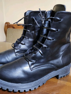 Black women's boots size 39 made of faux leather, like new