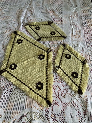 Handmade vintage set of doilies with napkins like new