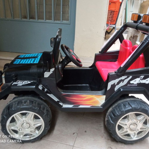 Children's Electric Car 12V 4x4 like new, two-seater with music