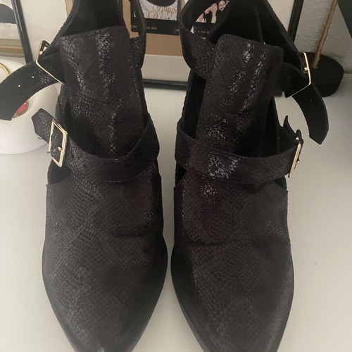 Amelia low cowboy ankle boots like new, black croc with side openings