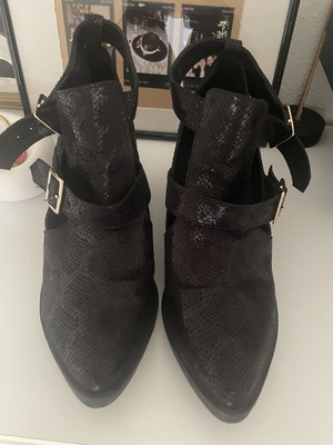 Amelia low cowboy ankle boots like new, black croc with side openings
