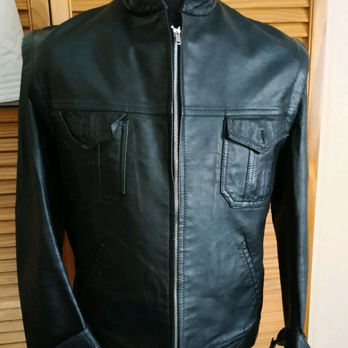 Leather jacket unisex like new, black with detachable sleeves