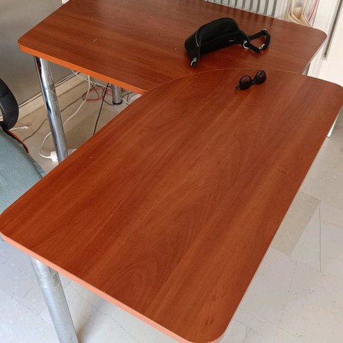 Desk and drawer unit like new from Neoset with lockable drawers