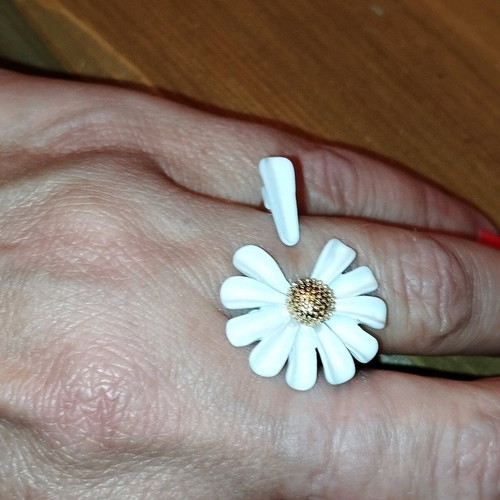 Daisy adjustable ring white unused