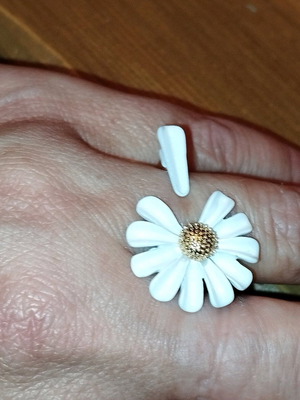 Daisy adjustable ring white unused