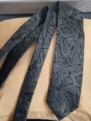 Silk tie, like new, black and green