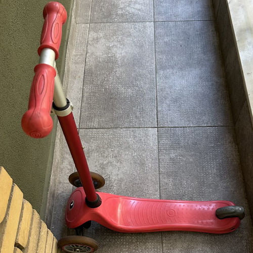 Globber children's three-wheel scooter, red