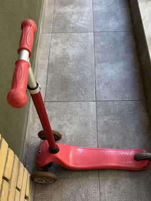 Globber children's three-wheel scooter, red