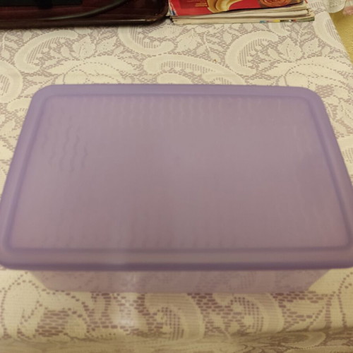 Tupperware container 1.6L with adjustable ventilation system, like new