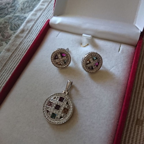 Jewelry set like new with silver round pendant and colorful earrings
