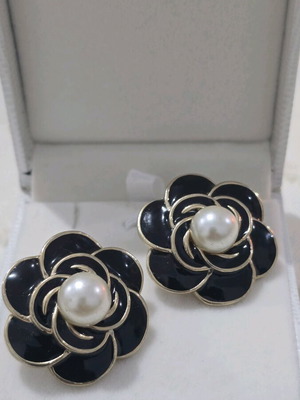 Formal earrings like new, 4 pairs, black and beige