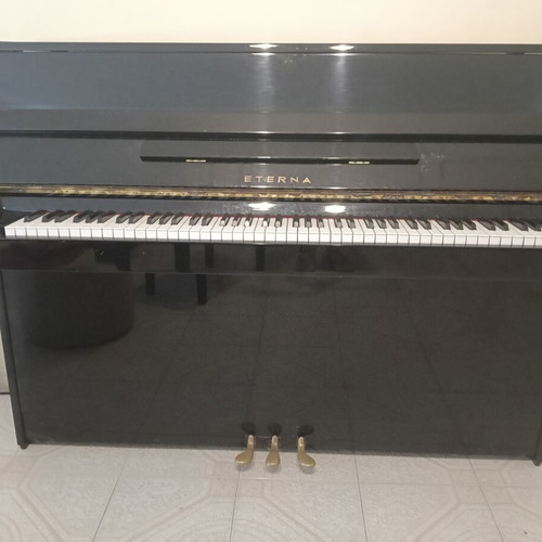 Eterna Yamaha upright piano like new with storage bench