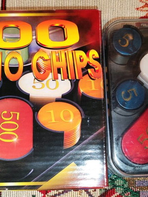 Casino chips new, plastic case with 100 pieces