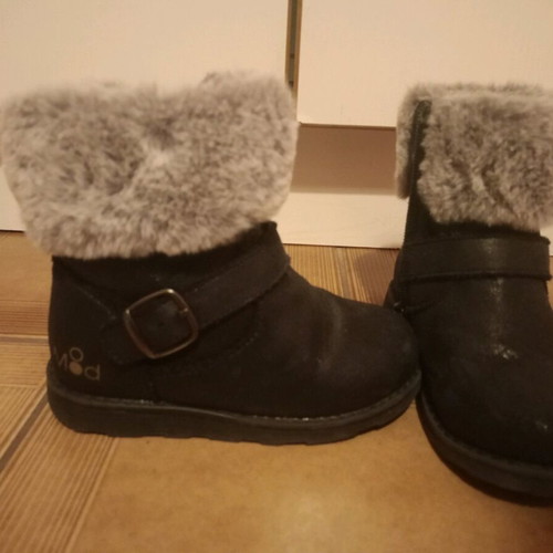 Boots like new, size 26, black iridescent with gray fur