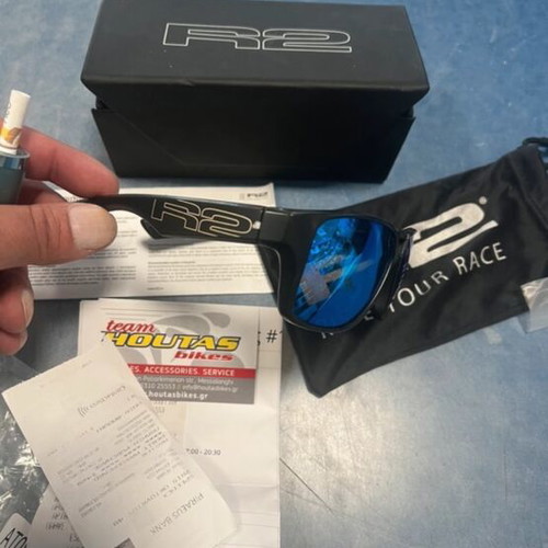 R2 Model tr 90 sunglasses used, black and blue