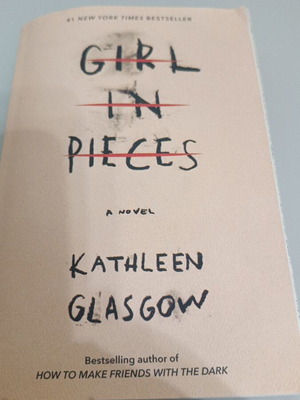 Girl in Pieces μυθιστόρημα σαν καινούργιο