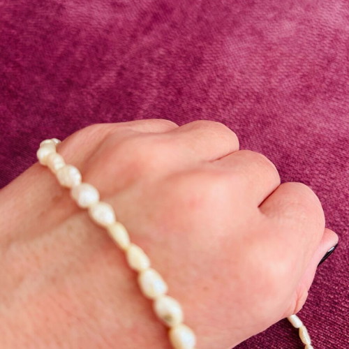 Loisir necklace used with white pearls in irregular size
