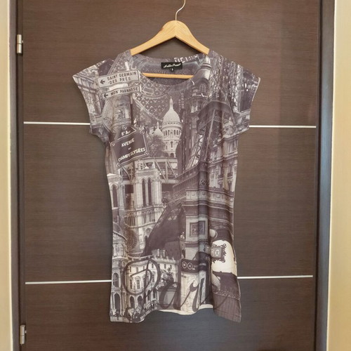 Women's T-shirt with print like new
