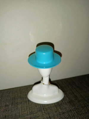 Barbie plastic hat like new for dolls with narrow fit