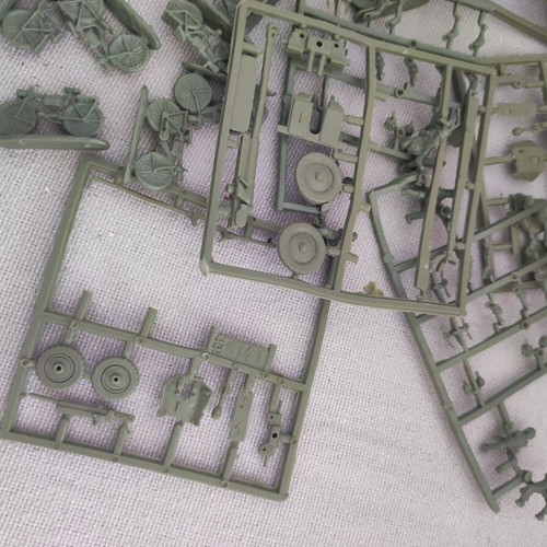 Modeling figures with bicycles, horses, soldiers, weapons and civilians, scale 1/72