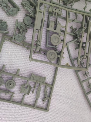 Modeling figures with bicycles, horses, soldiers, weapons and civilians, scale 1/72