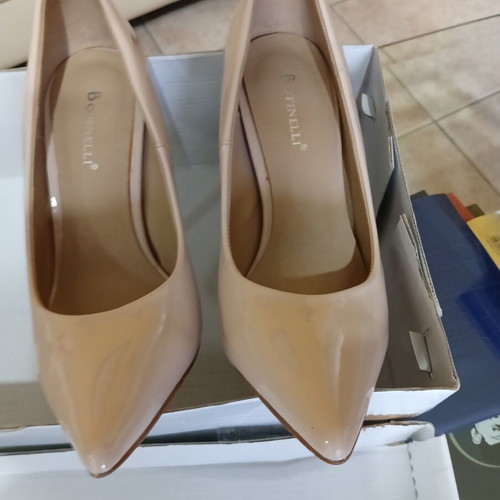 Botinelli cream patent leather pumps size 36 like new