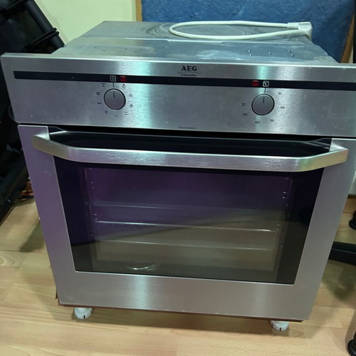 Built-in oven without hob used with accessories