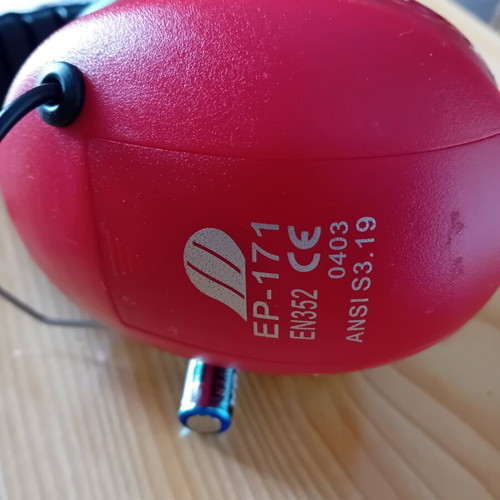 Noise-cancelling headphones like new, 2 pairs