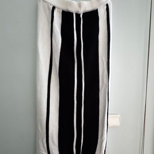 Knitted skirt, black and white
