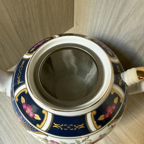 Porcelain teapot with strainer