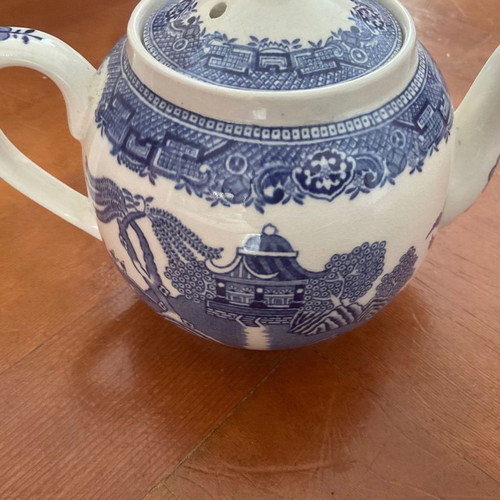 Blue Willow teapot from England like new