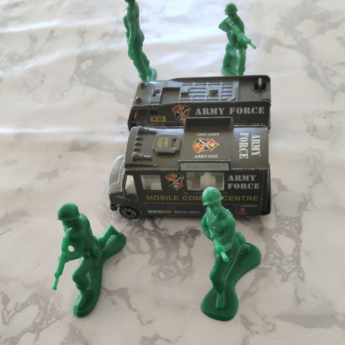 Toy Story green army men set with 2 metal military vehicles like new