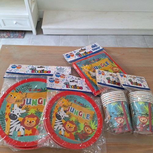 Children's party pack with 12 paper plates 23cm, 12 paper plates 18cm, 20 napkins and 12 jungle-themed cups new