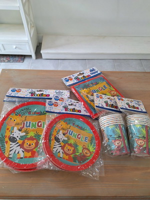 Children's party pack with 12 paper plates 23cm, 12 paper plates 18cm, 20 napkins and 12 jungle-themed cups new
