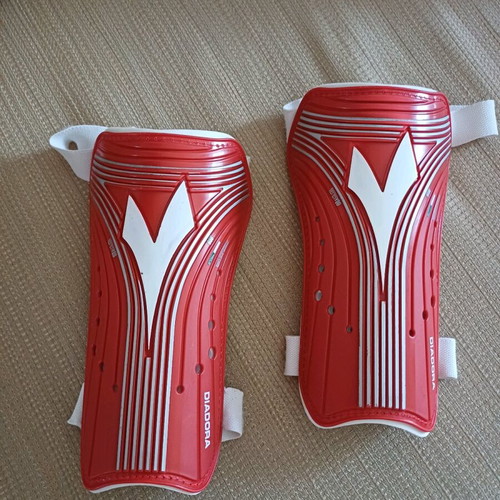 Diadora football shin guards No L in very good condition