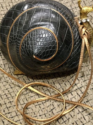 Τσάντα χιαστί δερμάτινη σε σχήμα σαλιγκαριού μαύρη και χρυσαφί, καινούργια