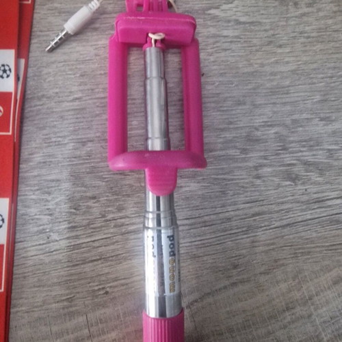 Flashlight, selfie stick and three keychain lemus used